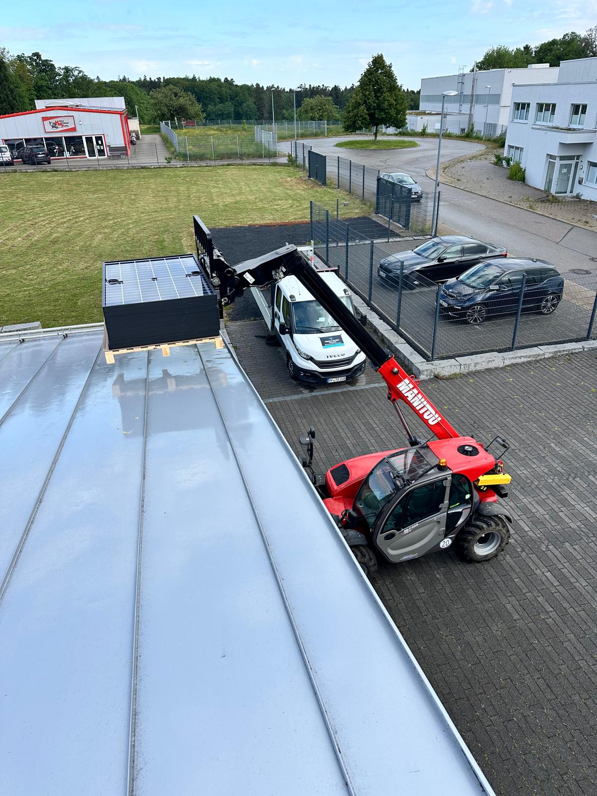 Solar-Module-Anlieferung – Free Cookies Montageteam